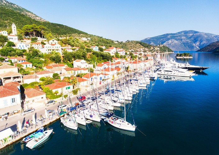 <strong> Larnaka</strong>
Larnaka jest prawdopodobnie najstarszym miastem na Cyprze, szczycącym się historią sięgającą ponad 6 tysięcy lat. Miłośnicy historii powinni zwiedzić tutejszy kościół św. Łazarza z IX wieku lub imponujący kościół Faneromeni, ale wszyscy powinni skupić się na przyrodzie, która jest największym atutem tego miejsca. Warto udać się chociażby nad Słone Jezioro w Larnace, miejsce w którym można zobaczyć różowe flamingi. Miejsce zatonięcia Zenobii, to z kolei jedno z najlepszych miejsc do nurkowania w całym rejonie Morza Śródziemnomorskiego. Spoczywający 1500 metrów od brzegu wrak, wciąż ma ponad sto ciężarówek przykutych do pokładu, a pomiędzy nimi, obficie kwitnie morskie życie. Początkujący nurkowie w pobliżu znajdą także inne wraki, znajdujące się znacznie płycej, a także rafy i jaskinie morskie. <br>