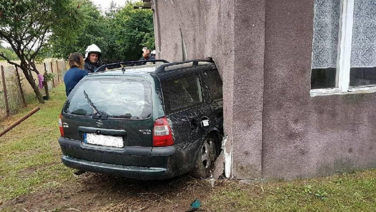 29-letnia kobieta straciła panowanie nad samochodem i zderzyła się ze ścianą domu. Do zdarzenia doszło w Grabowie Nowym (pow. kozienicki) na Mazowszu - informuje RMF FM.