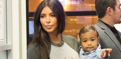 Kim Kardashian z córeczką na lotnisku