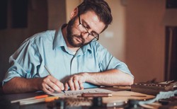 Graficy, tatuażyści a nawet cukiernicy od nowa uczą się pisać. "Kaligrafia wprowadza nas w świat piękna"