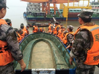 Katastrofa promu na Jangcy: Władze nie chcą wydawać rodzinom ciał ich bliskich