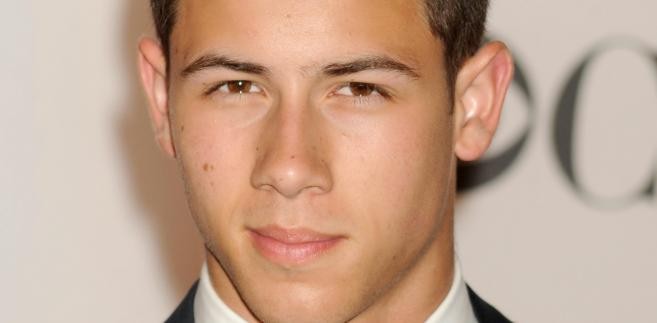 <b>3. Nick Jonas - ma 20 lat i zarabia 18 milionów dolarów rocznie</b><br>
Od 7 roku życia występuje w filmach i serialach. Jest również założycielem grupy Jonas Brothers, w której występuje wraz z braćmi Joe'em i Kevinem.