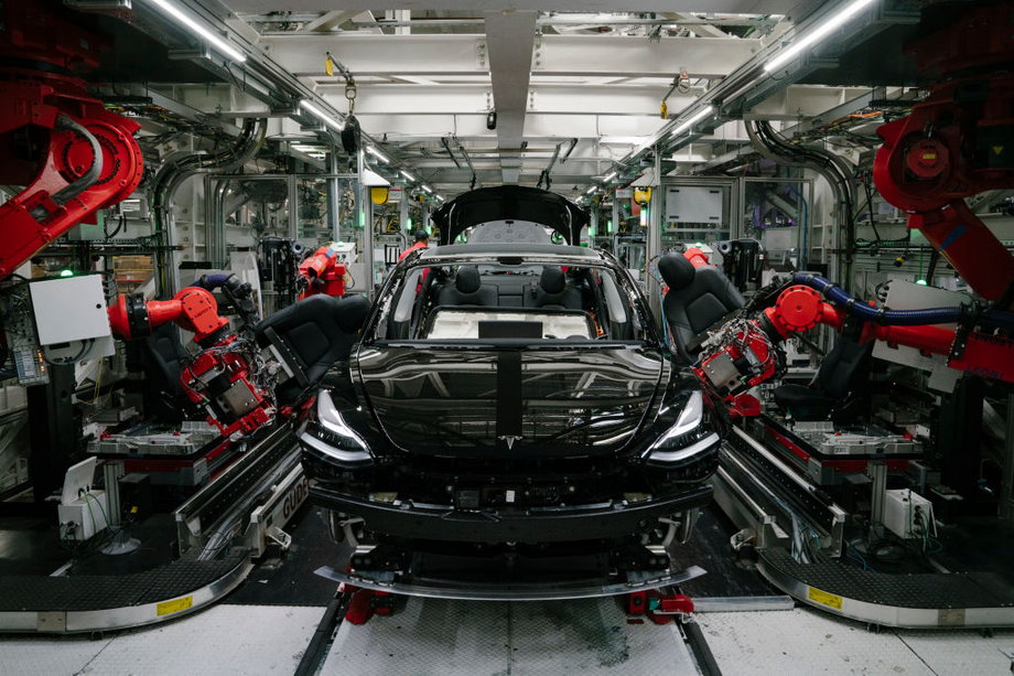 Tesla Model 3 miała być kluczem do zapewnienia rentowności firmy. Dostawy modelu były opóźnione, mimo "produkcyjnego piekła" w fabrykach, które miało umożliwić sprostanie wyzwaniu w postaci ogromnej liczby zamówień. Pracownicy zaczęli sprzeciwiać się przyspieszaniu tempa pracy, a podejście Tesli do produkcji spotkało się z krytyką w branży motoryzacyjnej 