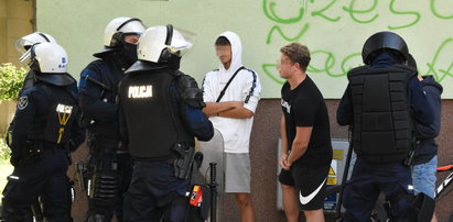 Policja zatrzymywała przypadkowych nastolatków. "Wozili mojego brata po komisariatach, choć tylko odprowadzał koleżankę"