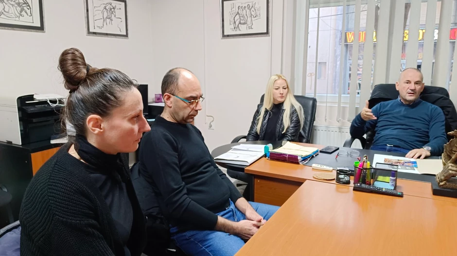 Mića i Sanja Simić sa advokatima Sašom i Majom Knežević koji ih zastupaju