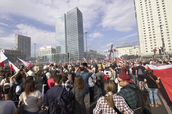  Tłum na rondzie Dmowskiego