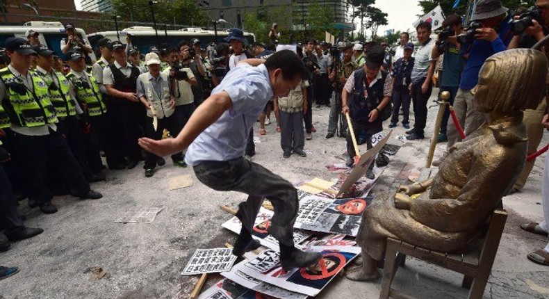 Japan's Abe says agreed to push for settlement of comfort women issue with S.Korea