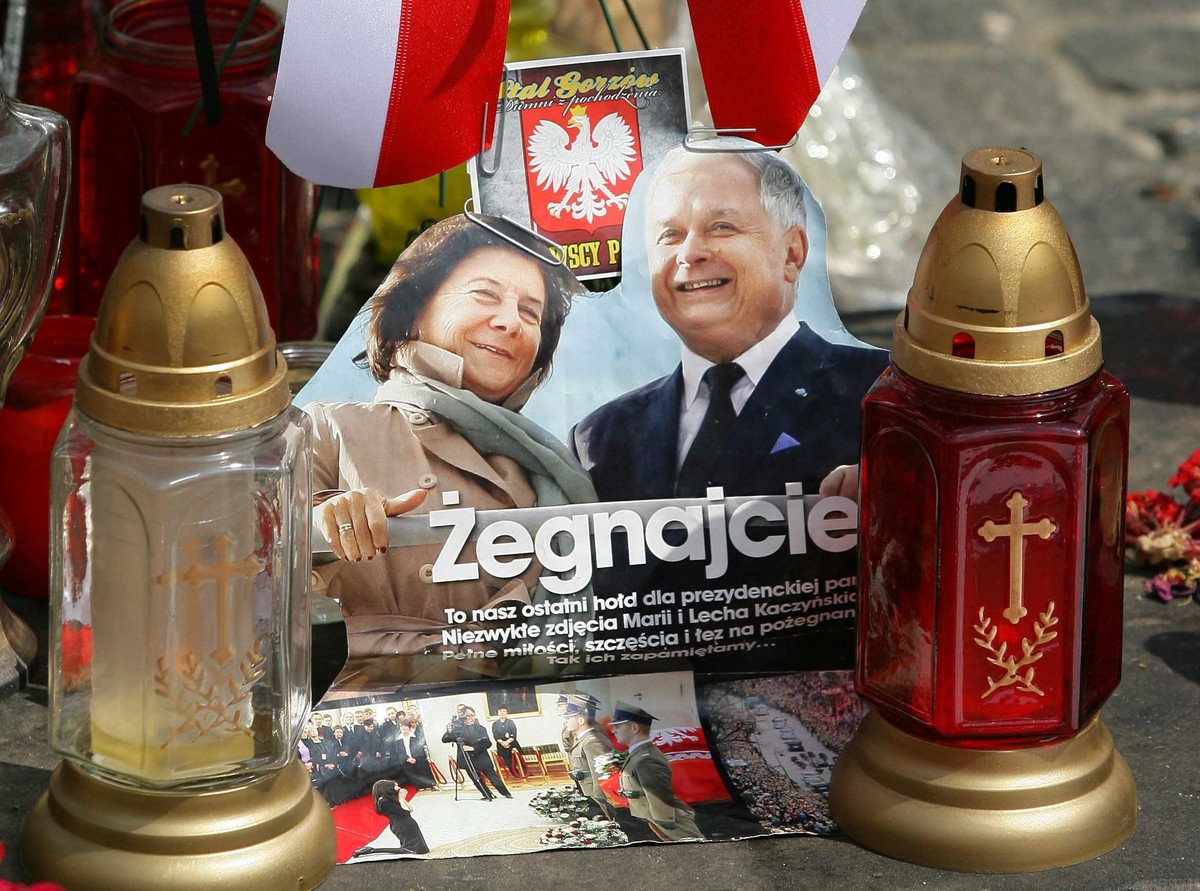 Znicze przed Pałacem Prezydenckim w kwietniu 2010 roku