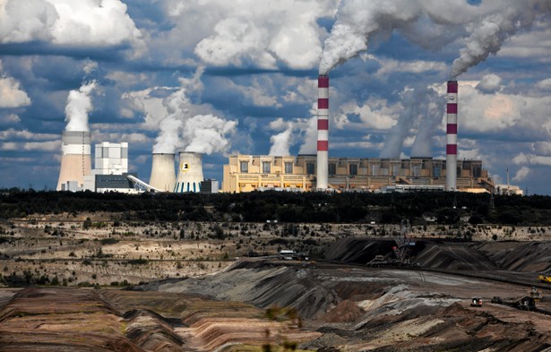 Historia elektrowni zaczęła się, gdy w latach 60-tych w czasie poszukiwania gazu ziemnego natrafiono na złoże węgla brunatnego. Powstała kopalnia odkrywkowa, a węgiel z niej miał zasilać elektrownię. Pierwszy blok energetyczny zaczął działać w 1981 r., a pod koniec lat 80-tych Bełchatów pracował już pełną parą. Obecnie ponad jedna piata prądu w krajowej sieci bierze się właśnie stąd. Na zdjęciu: Elektrownia Bełchatów