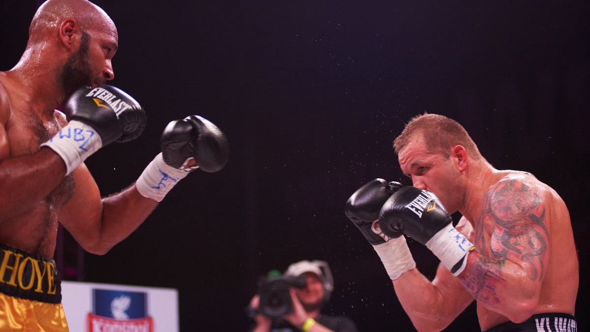 Łukasz Janik (26-2, 14 KO) pokonał jednogłośnie na punkty Amerykanina Rico Hoye'a (24-3, 16 KO) podczas gali Wojak Boxing Night w Rzeszowie. Tym samym "Lucky Luke" zaliczył udany come back na ring po porażce w walce o mistrzowski pas IBO.