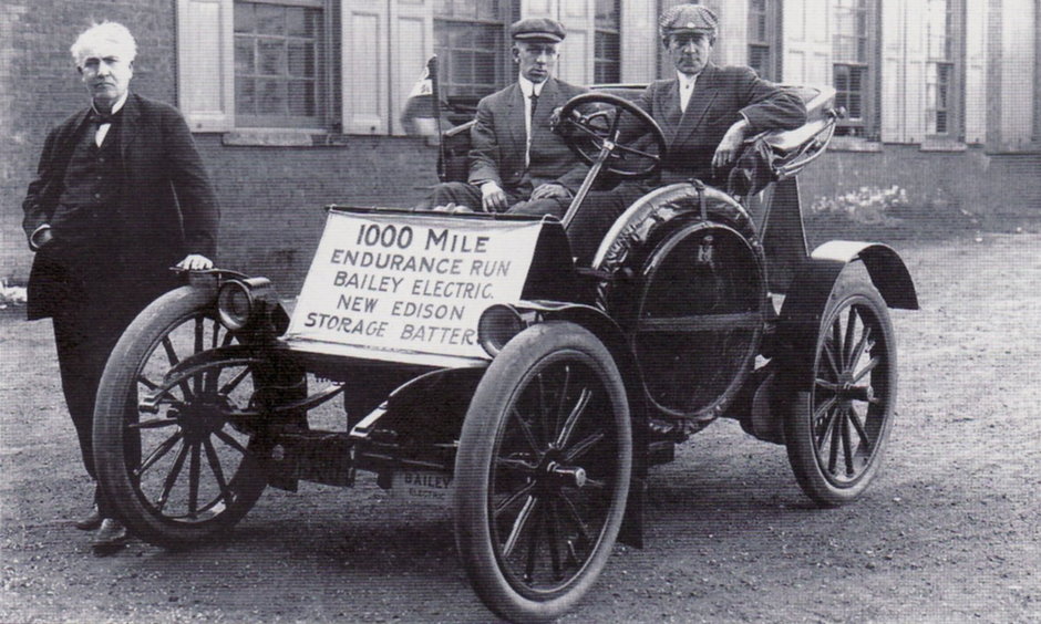 Samochód elektryczny Bailey wyposażony w akumulatory Edisona ok. 1912 r.