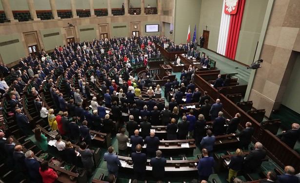 Pięć partii w Sejmie, lider deklasuje konkurencję. Nowy SONDAŻ CBOS