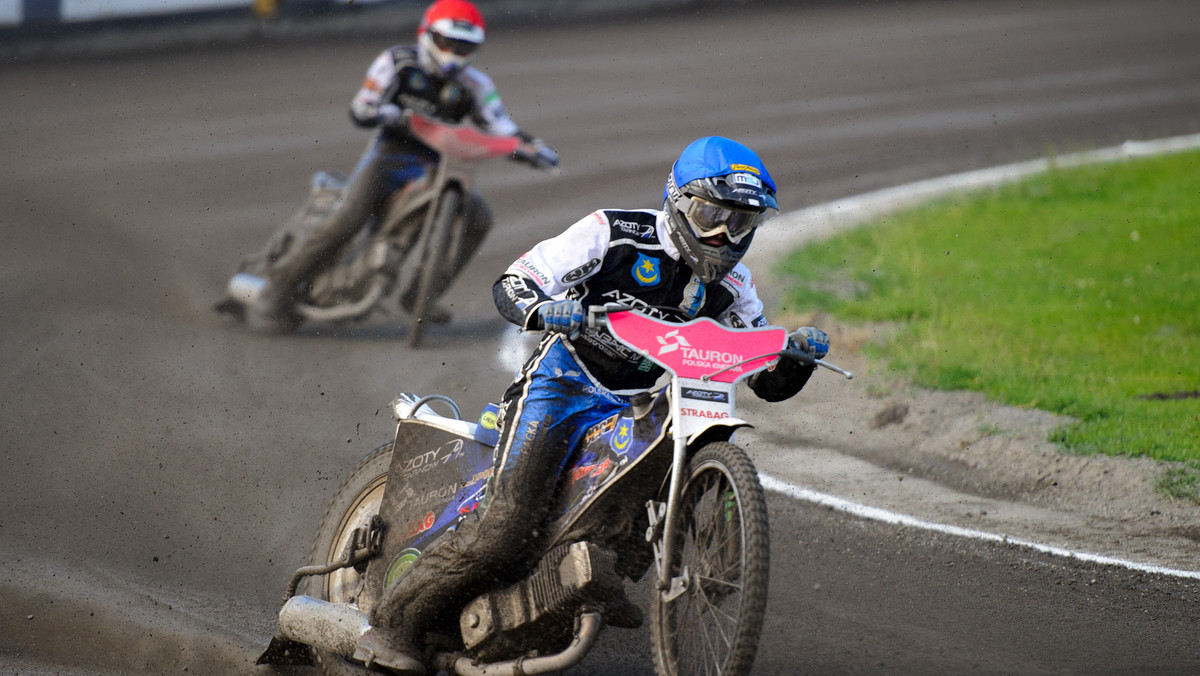 Drużyna Tauron Azotów Tarnów pokonała na własnym torze Unię Leszno 49:41 w meczu VIII rundy Speedway Ekstraligi. Tym samym tarnowianie przerwali niechlubną serię porażek, których w obecnym sezonie doznawali już siedmiokrotnie. I mimo, iż w ligowej tabeli Jaskółki zanotowały dopiero pierwsze 2 punkty, to na stadionie przy ul. Zbylitowskiej wreszcie dało się odczuć wielką radość zarówno zawodników jak i kibiców.