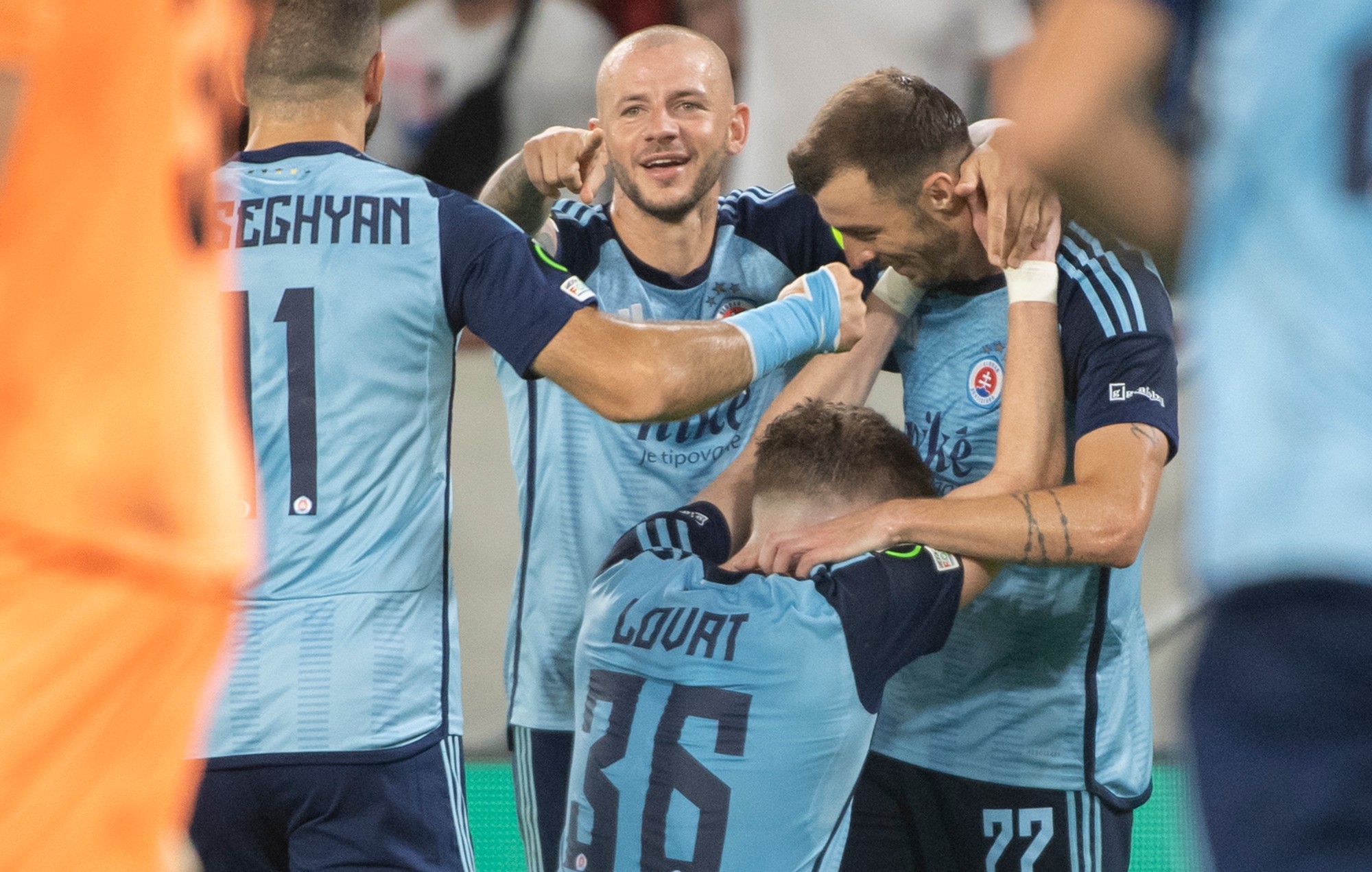 Gólová radosť hráčov Slovana, zľava Tigran Barseghjan, Vladimír Weiss ml., Lucas Lovat a strelec gólu Aleksandar Čavrič.