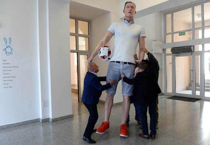 W projekt wydrukowania posągu napastnika reprezentacji Polski zaangażowane było 5 instytucji i firm pod kierownictwem FabLab Kielce, która będzie ubiegać się o przyznanie rekordu Guinessa. 

<br><br> fot. (pp/kru) PAP/Piotr Polak