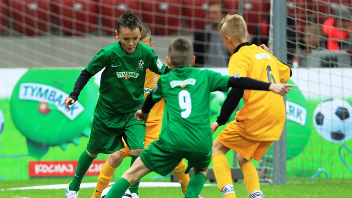 W ostatnim tygodniu października rozegrane zostaną pierwsze mecze XV Turnieju "Z Podwórka na Stadion o Puchar Tymbarku". Do jubileuszowej edycji zgłoszonych zostało ponad 270 tys. dzieci z całej Polski, które rywalizować będą w trzech kategoriach wiekowych. Zwycięzców poznamy w maju przyszłego roku podczas Wielkiego Finału na Stadionie Narodowym w Warszawie.