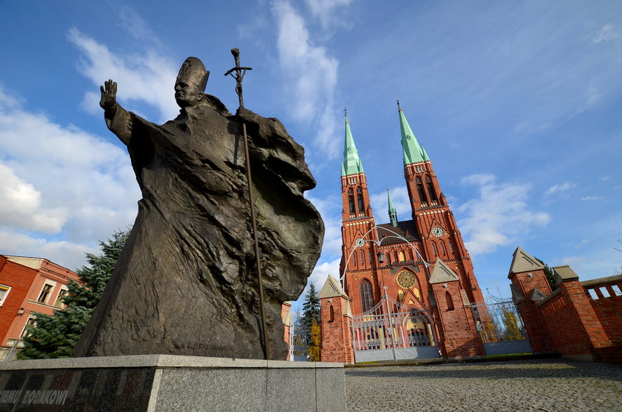Pomnik Jana Pawła II przed katedrą w Rybniku - Artur Henryk/stock.adobe.com