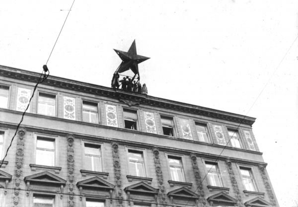 Obalanie czerwonej gwiazdy (FOTO:FORTEPAN / Hofbauer Róbert)