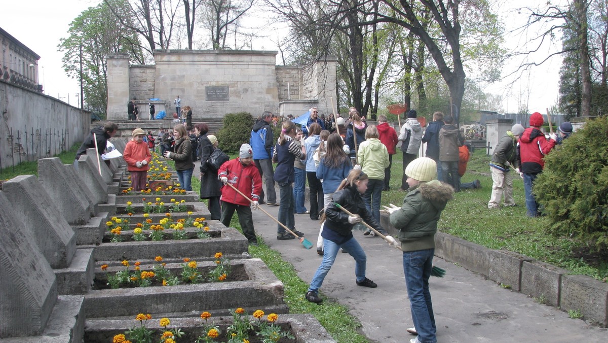 80 uczniów krakowskich szkół posprzątało mogiły żołnierzy na Cmentarzu Rakowickim i wzięło udział w lekcji historii "na żywo".