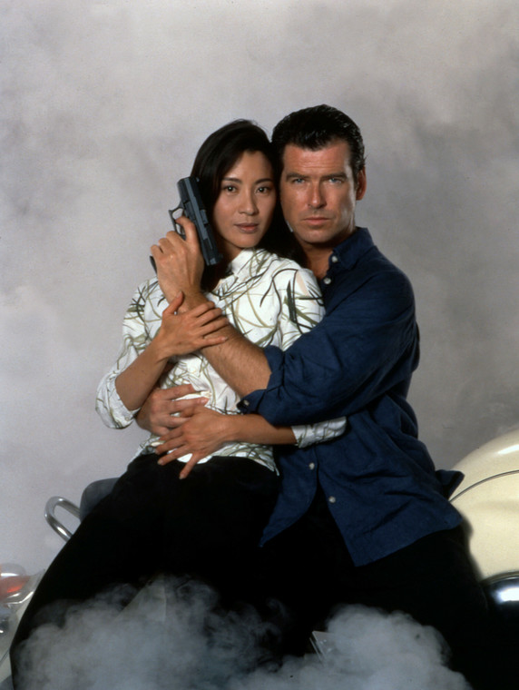 Michelle Yeoh i Pierce Brosnan w filmie "Jutro nie umiera nigdy" (1997)