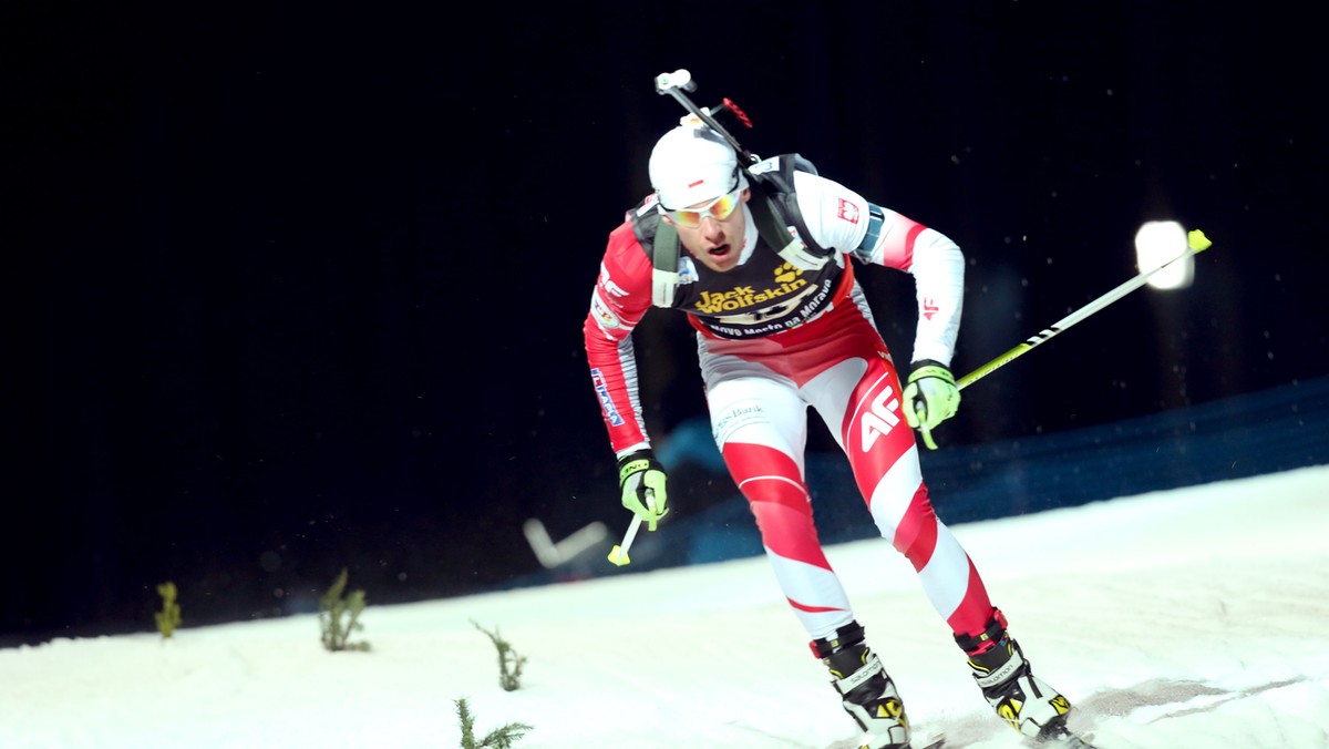 Sprinterskie zawody biathlonowego Pucharu Świata w Oberhofie okazały się niezbyt udane dla Polaków. Ani Krzysztof Pływaczyk, ani Łukasz Szczurek nie zakwalifikowali się do biegu pościgowego. Szczurek w pozycji leżącej nie zanotował żadnego pudła, jednak dwukrotnie pomylił się, stojąc (zajął 64. miejsce). Pływaczyk już po pierwszym strzelaniu pogrzebał swoje szanse, notując cztery karne rundy (76).