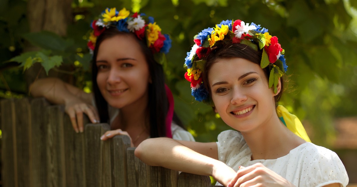 красивые девушки украинки. девушка в вышиванке. красивые украинские женщины. снять украинскую девушку. девушки украинки клен зеленый.