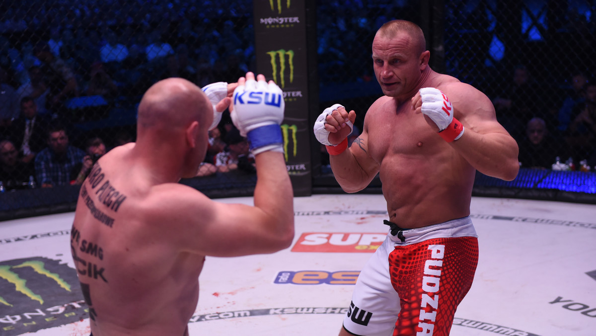 Tyberiusz Kowalczyk po walce z Mariuszem Pudzianowskim na gali KSW 39 został odwieziony do szpitala z podejrzeniem złamania nosa. Nie były to jedyne obrażenia zawodnika z Legnicy, bo “Pudzian” dość mocno poobijał przeciwnika. - Zadałem cios, coś chrupnęło mu w nosie i trysnęła krew. Dobrze, że sędzia przerwał walkę, bo mogło dojść do większego spustoszenia - powiedział Pudzianowski.