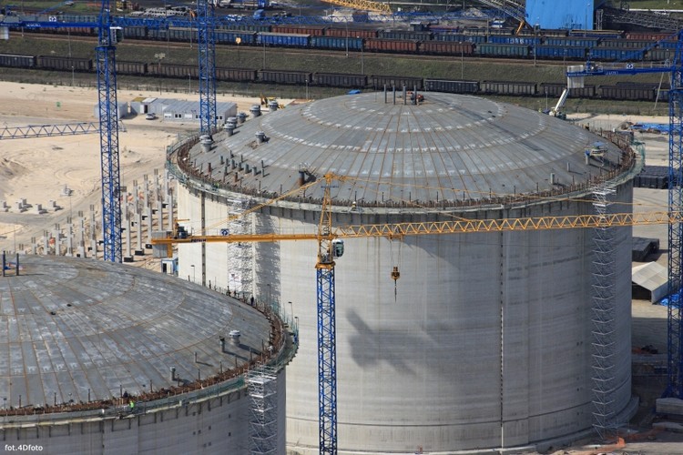 Zbiorniki na skroplony gaz.<br><br> fot. materiał prasowy Polskie LNG SA