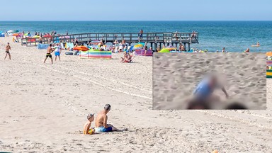 "Mężczyzna z klapkiem" zabrał głos. Przerwał parze, która kochała się na plaży