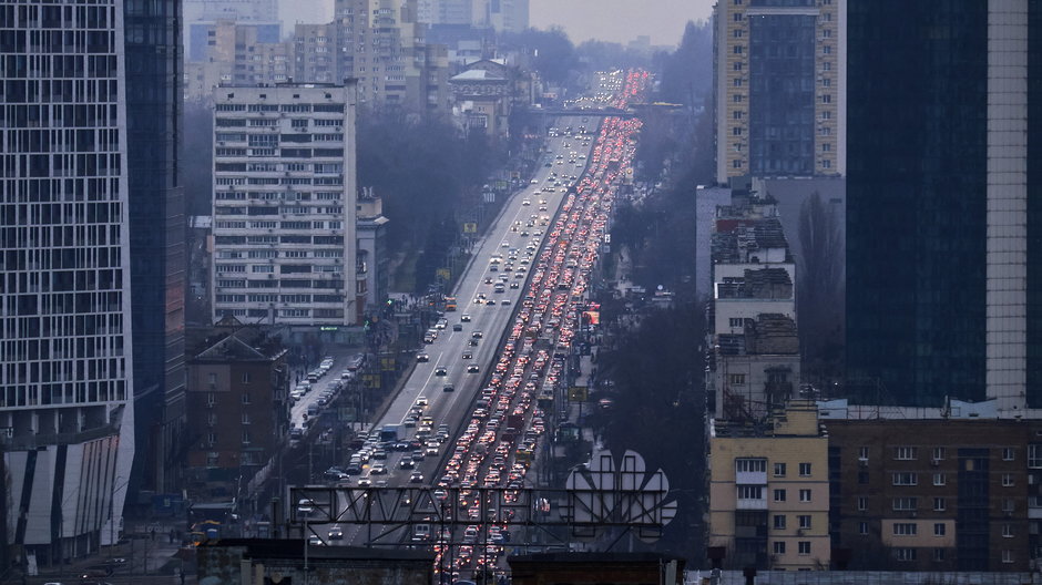 Ludzie opuszczają Kijów po ataku Rosji na Ukrainę. Na zdjęciu widać sznur aut
