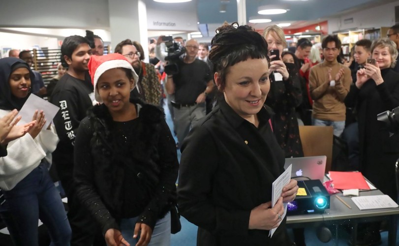 Pisarka Olga Tokarczuk podczas wizyty w szkole w imigranckiej dzielnicy Tensta w Sztokholmie