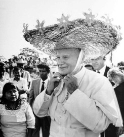 'A jakoś człapię'. Jan Paweł II i jego najlepsze żarty. ZDJĘCIA