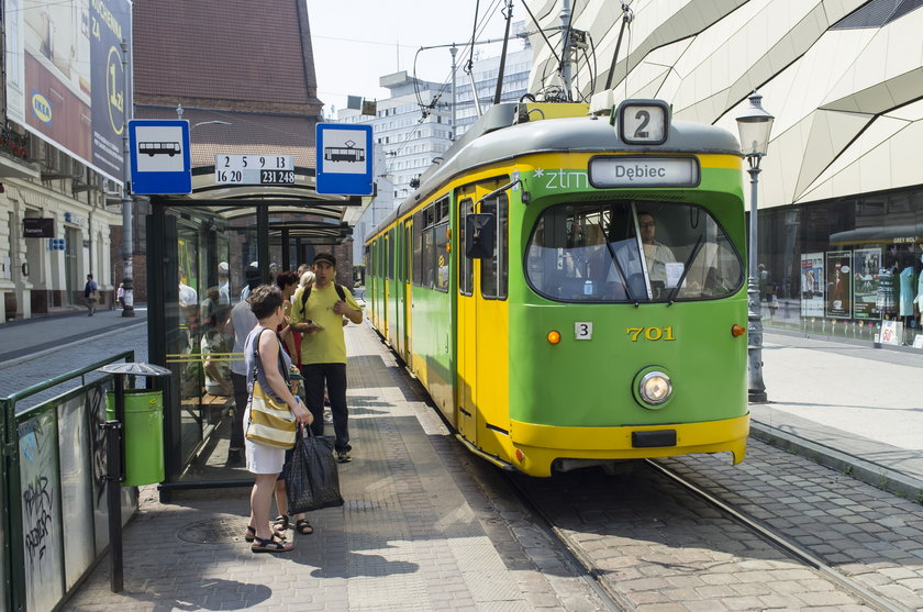 Tramwaj na przystanku