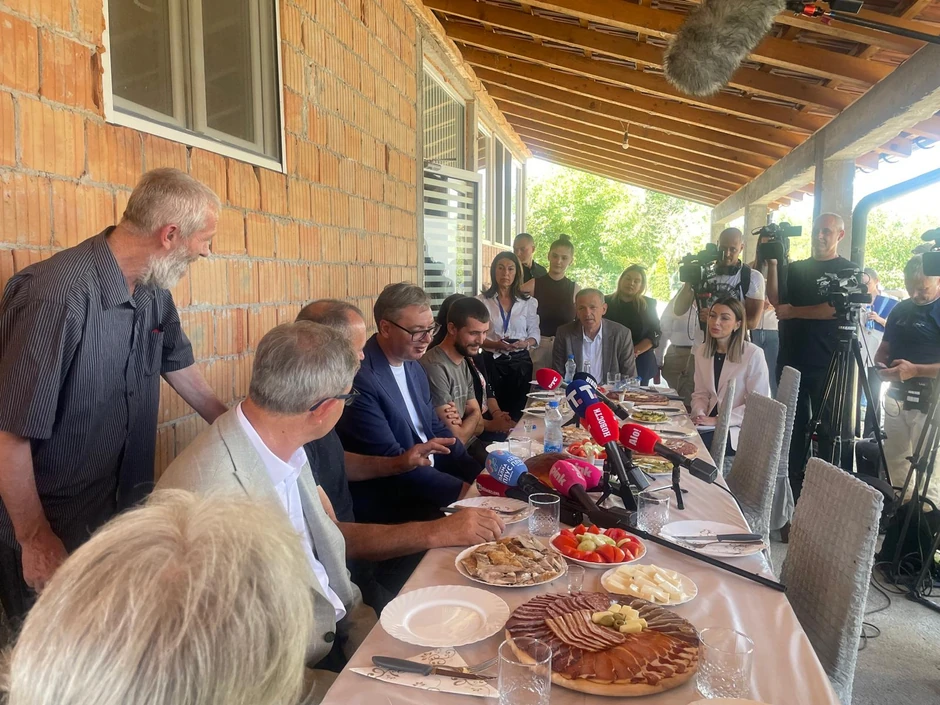 Vučić u obilasku gazdinstva porodice Maslar