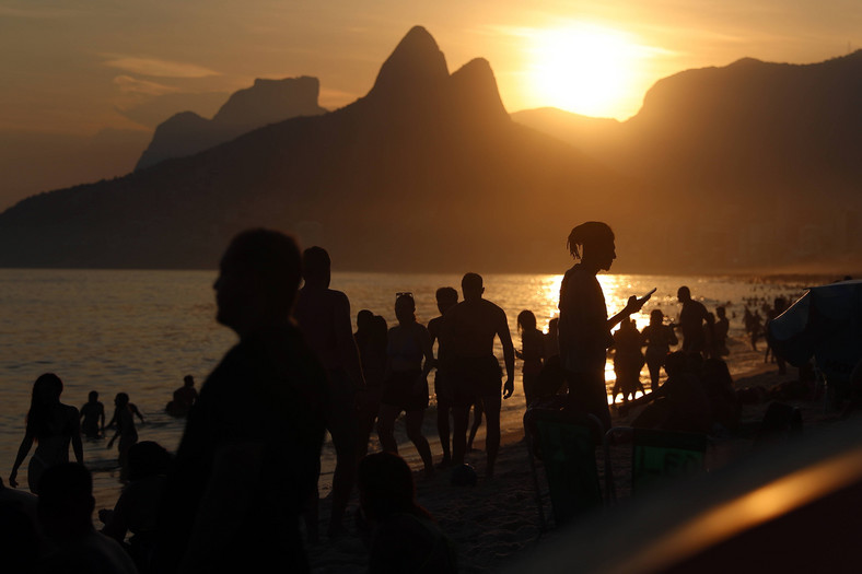 Zatłoczone plaże w Rio de Janeiro w związku z falą upałów