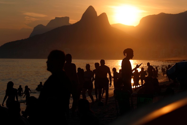 Zatłoczone plaże w Rio de Janeiro w związku z falą upałów