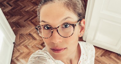 Kati kedvenc second hand blúzával dobja fel a mai megjelenését