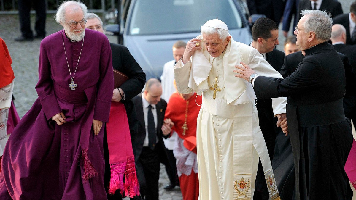 - Noszenie krzyża dla wielu ludzi stało się tylko "religijną dekoracją", substytutem prawdziwej wiary a świątynia to "fabryka" - powiedział arcybiskup Canterbury, dr Rowan Williams.