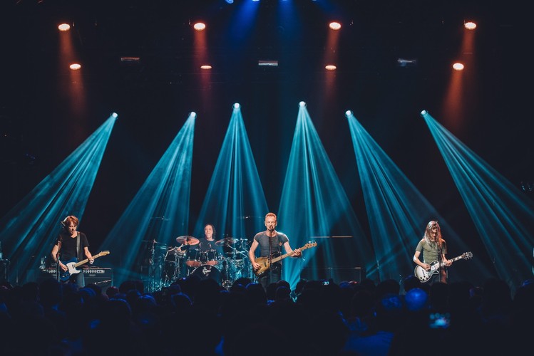 W rok po ataku terrorystycznym na klub Bataclan Sting zagrał koncert-hołd dla ofiar wydarzeń z 13 listopada 2015 roku