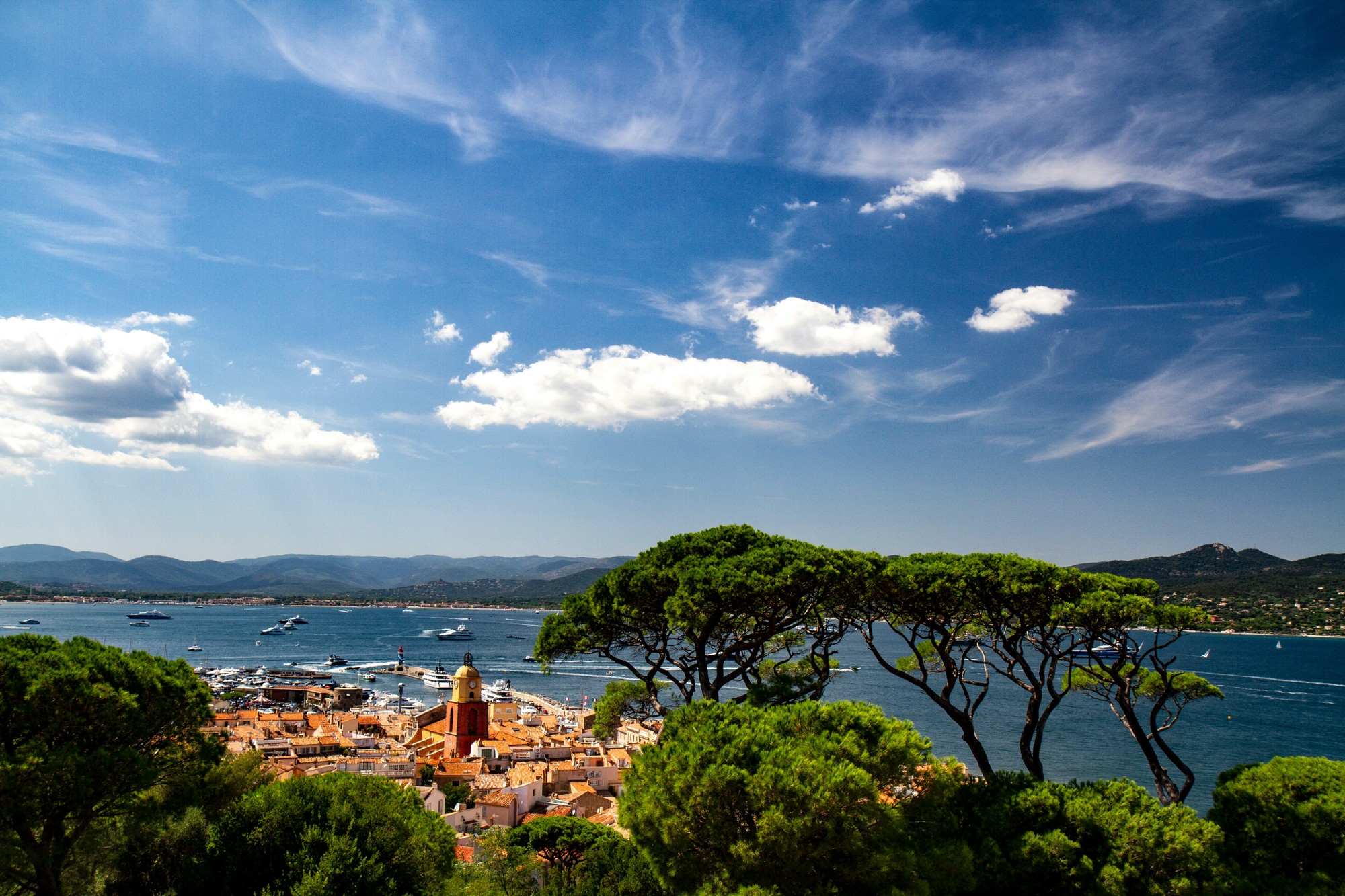 Saint-Tropez je ikonou Francúzskej riviéry, ktorá láka návštevníkov luxusnou atmosférou a prístavom plným jácht.