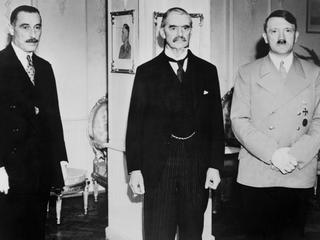 Neville Chamberlain Adolf Hitler
