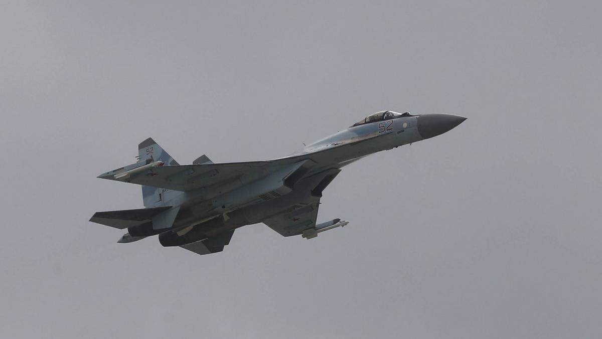 Rosyjski wielozadaniowy myśliwiec Su-35 podczas pokazów lotniczych pod Moskwą, 27 sierpnia 2019 r.