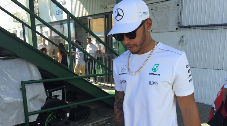 Lewis Hamilton kerülte a szemkontaktust/fotó: Blikk