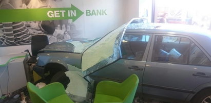 Auto wjechało do banku w Sanoku. Są ranni!