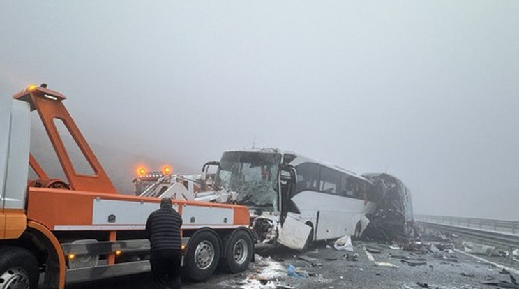 Három autóbusz és egy teherautó tömeges balesete Törökországban meghalt. 11 ember vesztette életét, és több mint 50-en megsérültek egy tömeges közlekedési balesetben Törökország északnyugati részén /Fotó: Profimedia