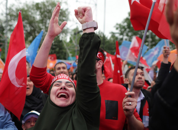 Zwolennicy tureckiego prezydenta Recepa Tayyipa Erdogana manifestujący w Stambule