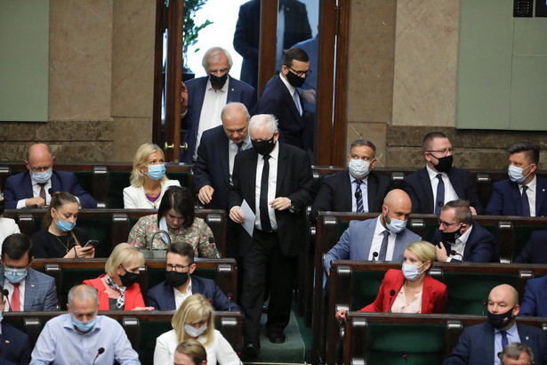 Jarosław Kaczyński i posłowie PiS w Sejmie