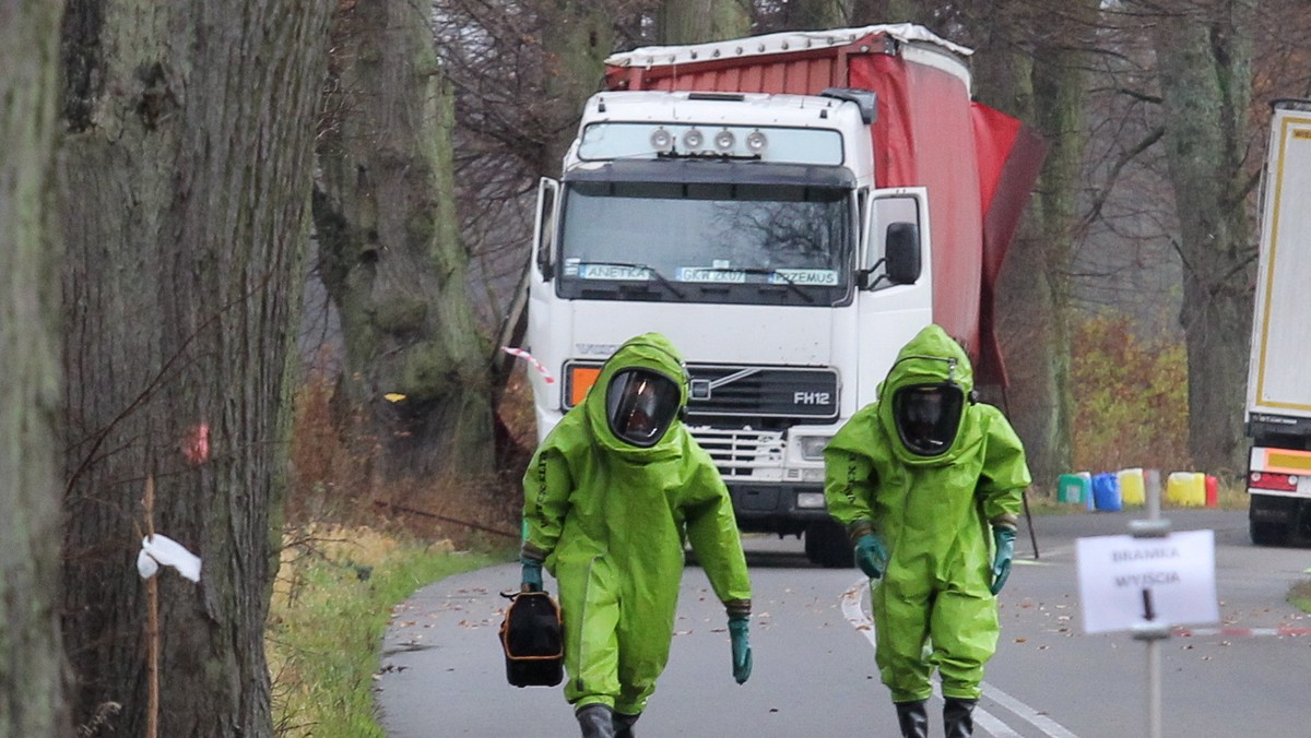 Ponad 1,5 tys. litrów kwasu azotowego wyciekło z uszkodzonego ładunku ciężarówki po wtorkowym wypadku drogowym pod Ornetą. Życiu dwóch kierowców podtrutych oparami nie zagraża niebezpieczeństwo - poinformowała straż pożarna.