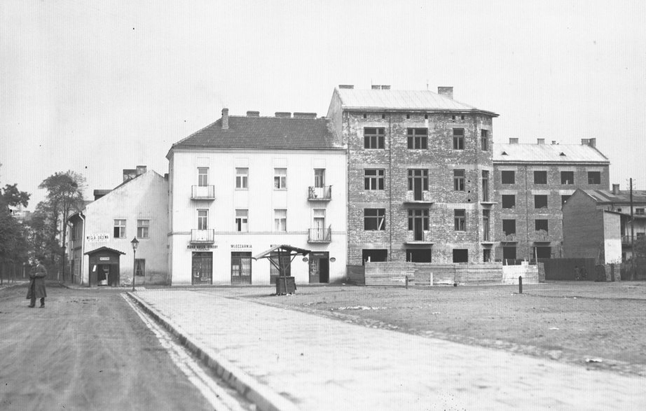 Widoczna budowa kamienicy mieszkalnej, 1930 r.