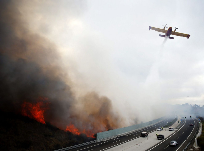 Gaszenie pożarów w powietrza, szosa niedaleko Malagi na południu Hiszpanii